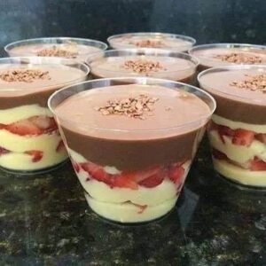Receita de Bolo no pote Morango com chocolate | Amo Receita