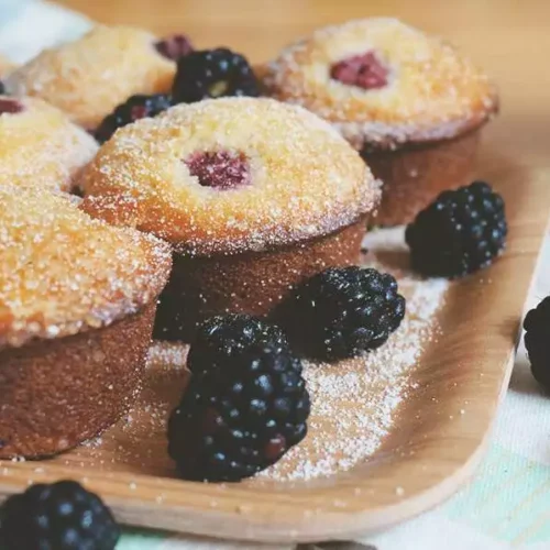 Receita de Muffins de banana com amoras | Amo Receita