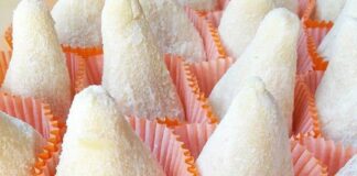 Receita de Coxinha de leite Ninho recheada com morango | Amo Receita