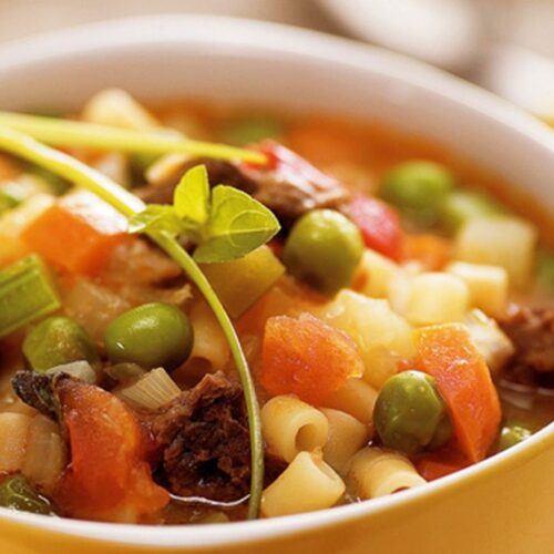 Receita de Sopa de Macarrão com Legumes e Carne | Amo Receita