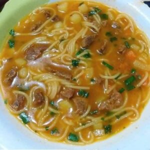 Receita de Sopa de Carne com Legumes e Macarrão | Amo Receita