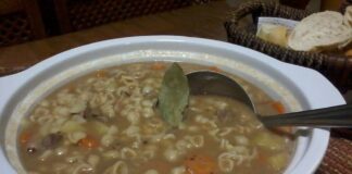 Receita de Sopa de feijão com bacon e macarrão | Amo Receita