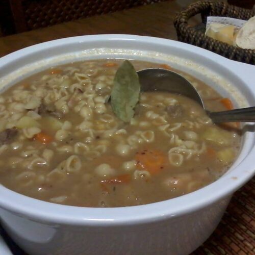 Receita de Sopa de feijão com bacon e macarrão | Amo Receita