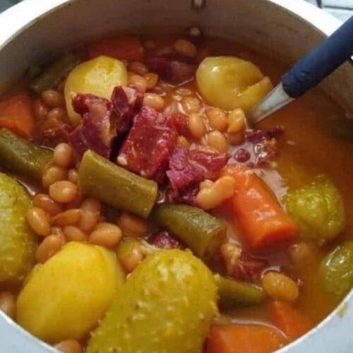 Feijão com Maxixe, Batatas, Carne Seca, Cenoura e Vagem