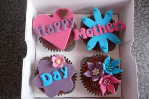 Receita de 10 Ideias de como decorar cupackes para o dia das mães | Amo Receita