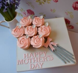 Receita de 10 Ideias de como decorar cupackes para o dia das mães | Amo Receita