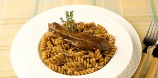 Receita de Receita de Macarrão Parafuso ao Molho Agridoce com Costelinha de Porco | Amo Receita