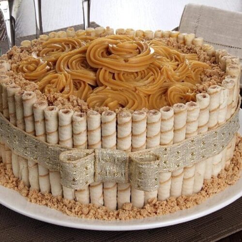 Receita de Bolo de doce de leite decorado com canudinhos | Amo Receita