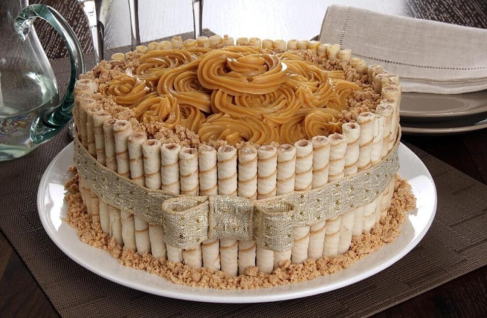 Receita de Bolo de doce de leite decorado com canudinhos | Amo Receita