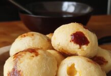 Receita de Pão de Queijo Recheado com Goiabada | Amo Receita