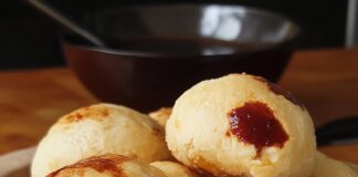 Receita de Pão de Queijo Recheado com Goiabada | Amo Receita