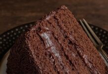 Receita de Bolo de chocolate e brigadeiro | Amo Receita