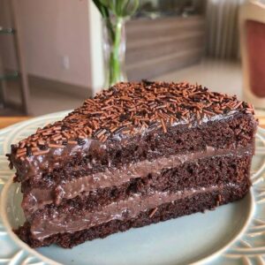 Receita de Bolo de chocolate com brigadeirinho cremoso | Amo Receita