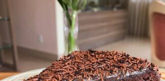 Bolo de chocolate com brigadeirinho cremoso Receita de Bolo de chocolate com brigadeirinho cremoso | Amo Receita