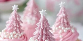 Receita de Cupcakes de baunilha com cobertura rosa e árvores de Natal comestíveis | Amo Receita