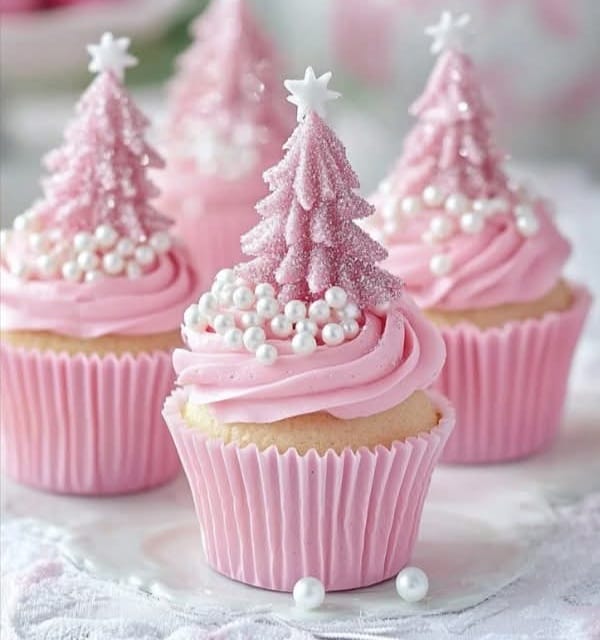 Receita de Cupcakes de baunilha com cobertura rosa e árvores de Natal comestíveis | Amo Receita