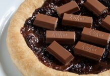 Receita de Pizza de Chocolate ao Leite e Chocolate Kit Kat em Pedaços | Amo Receita
