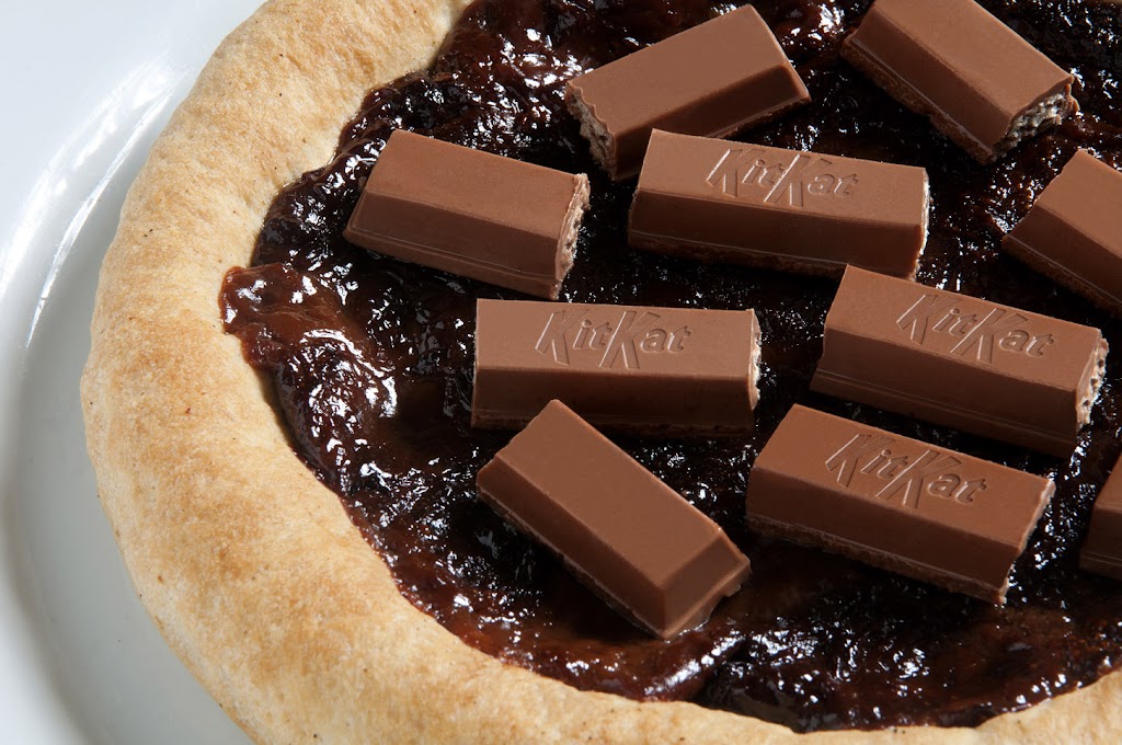 Receita de Pizza de Chocolate ao Leite e Chocolate Kit Kat em Pedaços | Amo Receita