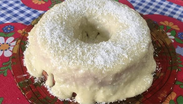 Bolo de coco com calda de beijinho Bolo de coco com calda de beijinho