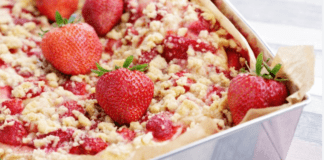 Receita de Cuca de morango com leite condensado | Amo Receita