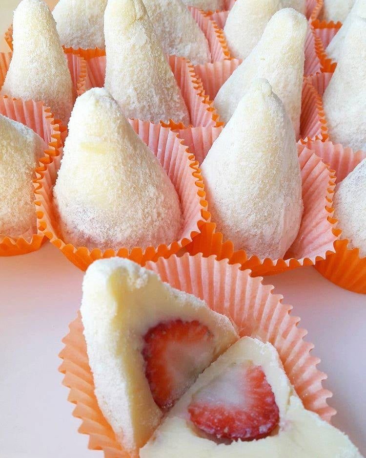 Receita de Coxinha de leite Ninho recheada com morango | Amo Receita