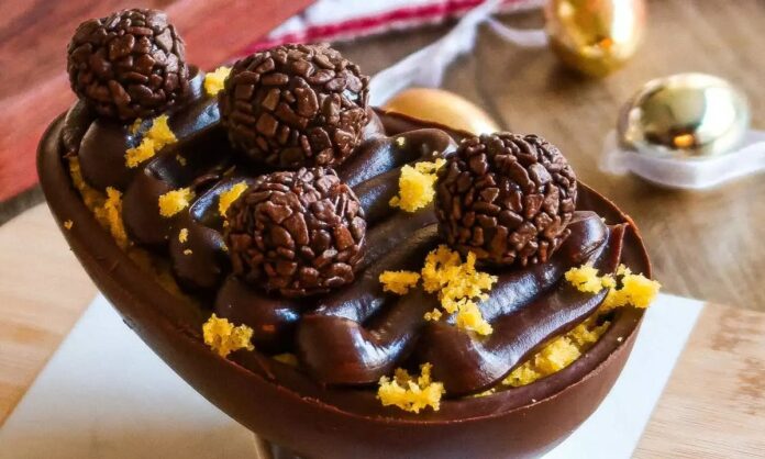 Ovo de Colher de Bolo de Cenoura e Brigadeiro | Amo Receita Receita de Ovo de Colher de Bolo de Cenoura e Brigadeiro | Amo Receita