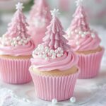 Receita de Cupcakes de baunilha com cobertura rosa e árvores de Natal comestíveis | Amo Receita